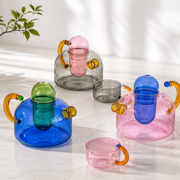 Tetera de cristal IVORE.GROUP en azul mientras se infusiona el té