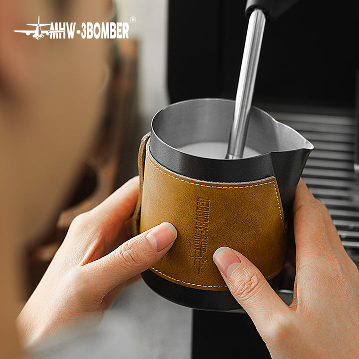 MHW-3BOMBER pichet à lait sans poignée noir 400 ml - Coffee Coaching Club