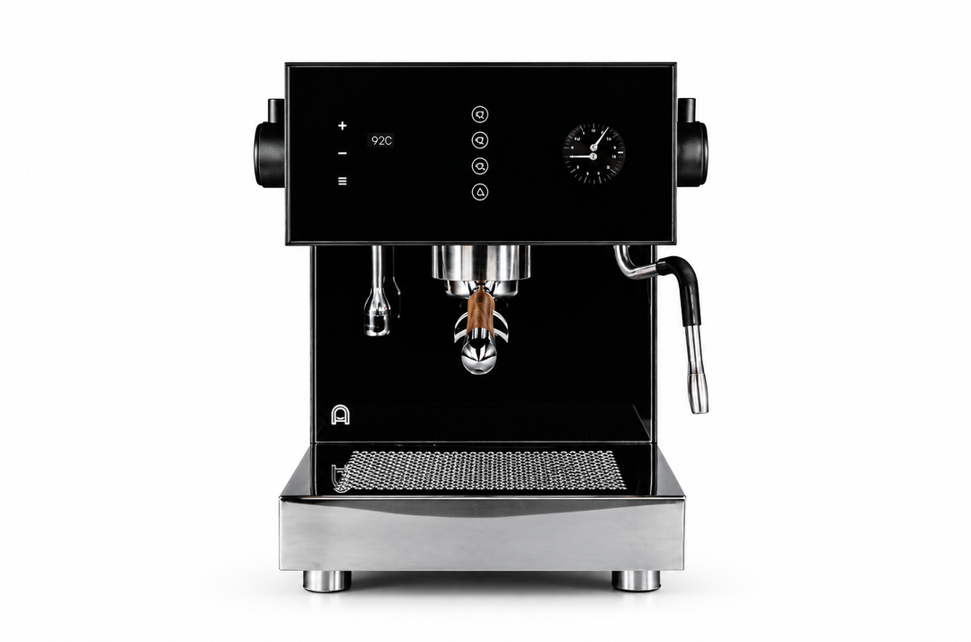 Arkel Tide in Schwarz mit Edelstahlbasis – frontale Ansicht der Dual-Boiler-Espressomaschine aus Porto