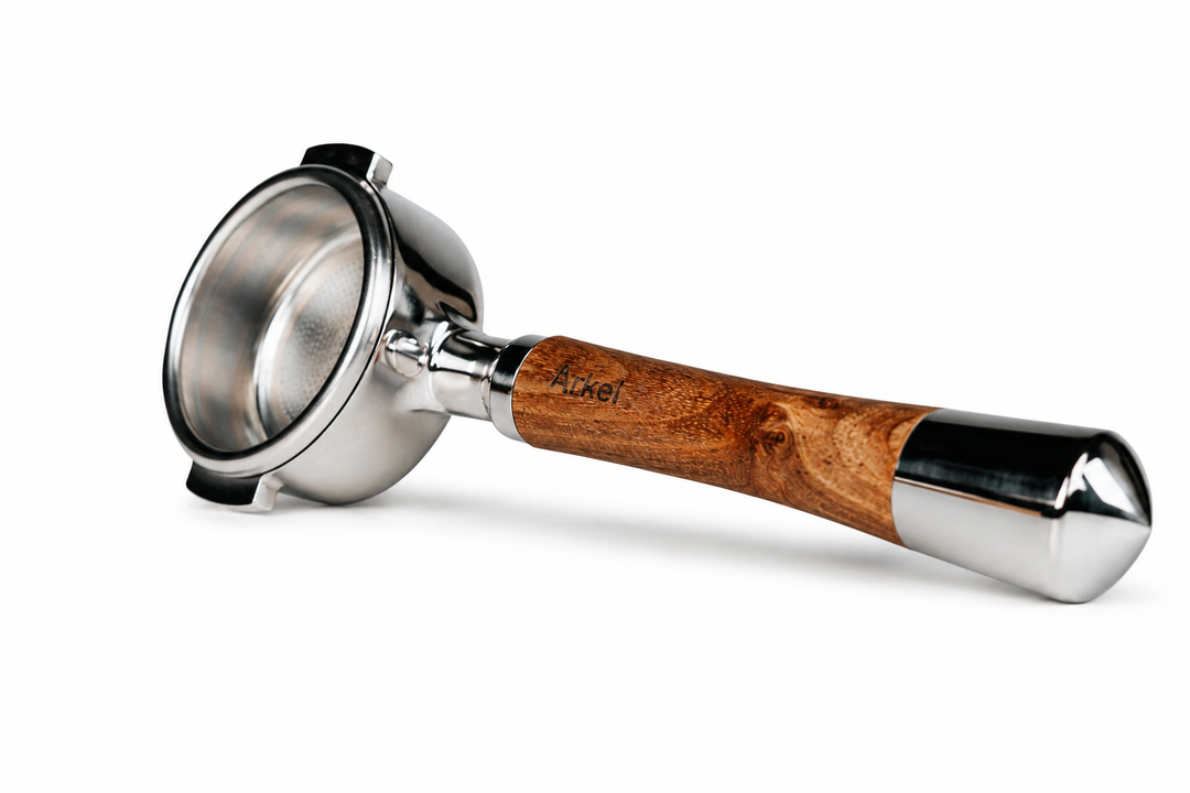 Arkel Bodenloser 58mm Siebträger mit graviertem Holzgriff – mitgeliefertes Zubehör der Arkel Tide