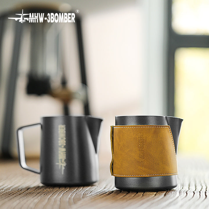 MHW-3BOMBER pichet à lait sans poignée noir 400 ml - Coffee Coaching Club