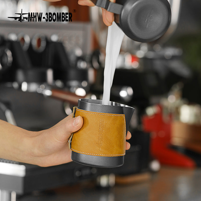 MHW-3BOMBER pichet à lait sans poignée noir 400 ml - Coffee Coaching Club