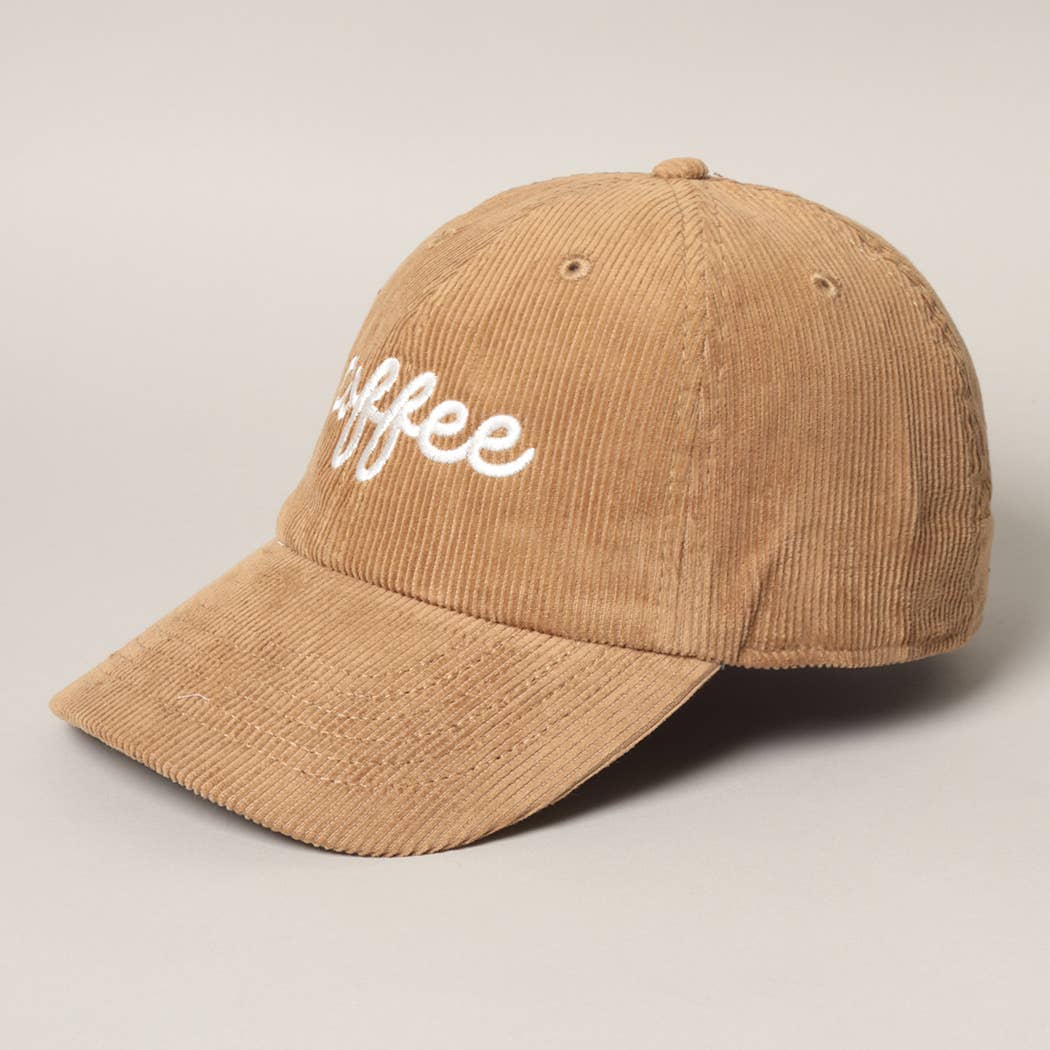 Casquette en velours côtelé tan en vue trois-quarts montrant la broderie « coffee » et le fermoir arrière