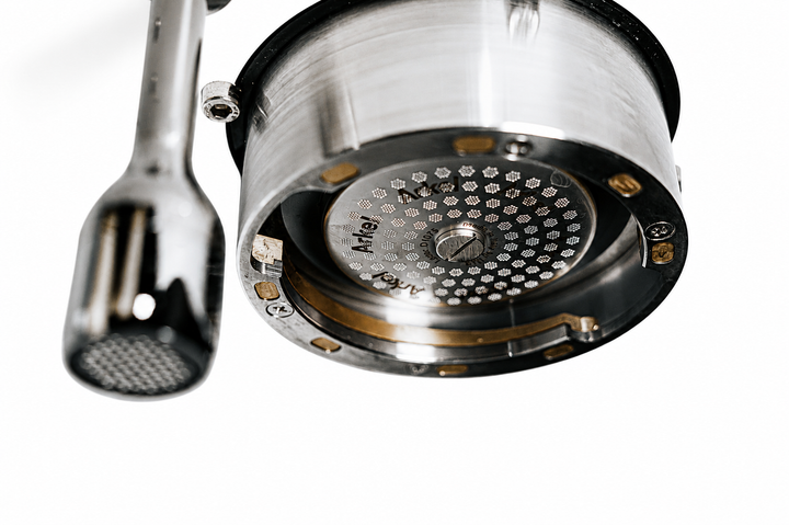 Arkel Saturated Group Head mit graviertem Showerscreen und Edelstahl-Dampfhahn – Detail der Tide Brühgruppe