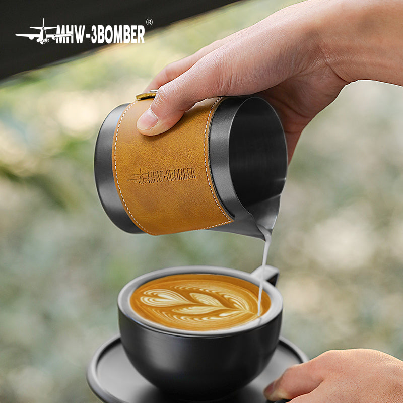 MHW-3BOMBER pichet à lait sans poignée noir 400 ml - Coffee Coaching Club