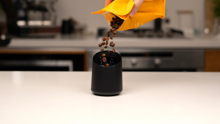 Subminimal Subscale dosing cup with built-in scale - Coffee Coaching Club