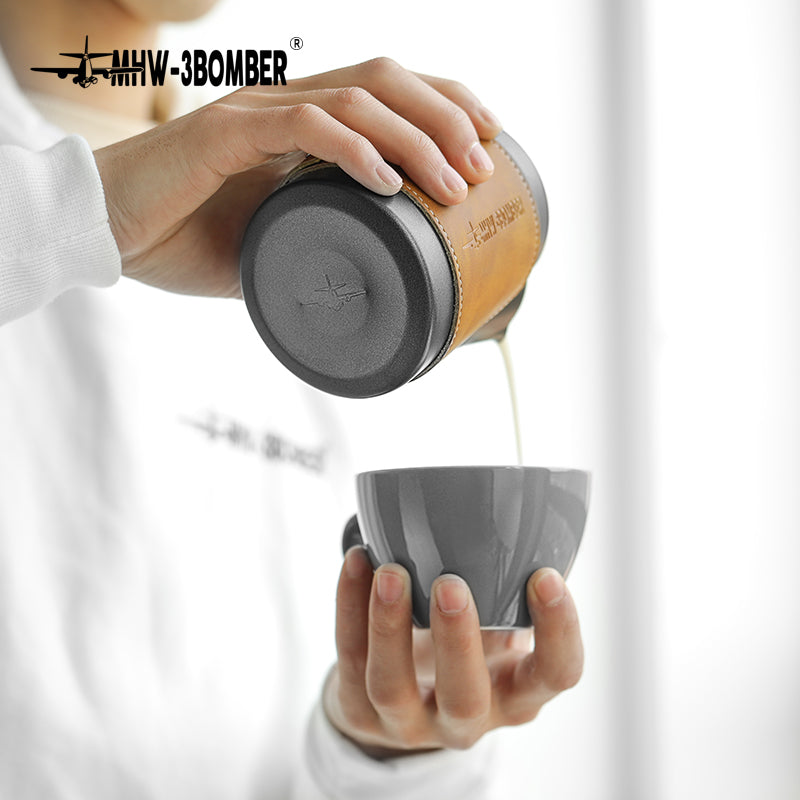MHW-3BOMBER pichet à lait sans poignée noir 400 ml - Coffee Coaching Club