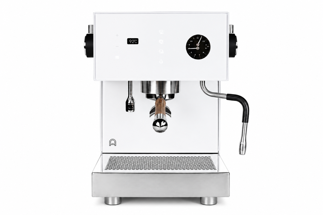 Arkel Tide Espressomaschine in Weiß – frontale Studioansicht mit Bodenlos-Siebträger und Manometer