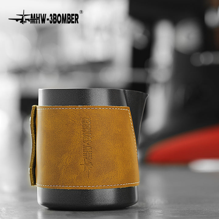 MHW-3BOMBER pichet à lait sans poignée noir 400 ml - Coffee Coaching Club