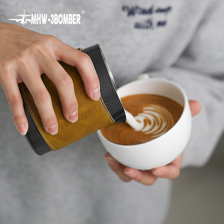 MHW-3BOMBER pichet à lait sans poignée noir 400 ml - Coffee Coaching Club