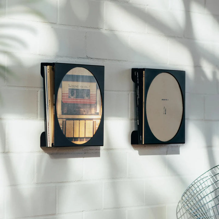 FLATE Schallplatten Wandhalterung Round, Schwarz, zwei Exemplare nebeneinander an weisser Backsteinwand mit Schallplatten – Coffee Coaching Club