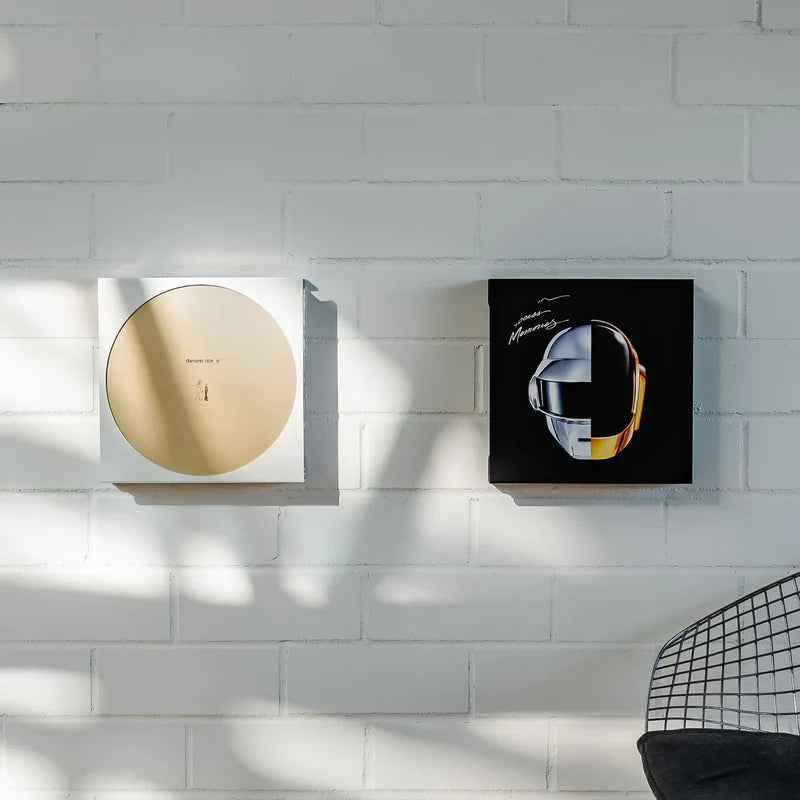 FLATE Schallplatten Wandhalterung Round, Schwarz, zwei Exemplare an weisser Backsteinwand mit je einer Schallplatte – Coffee Coaching Club