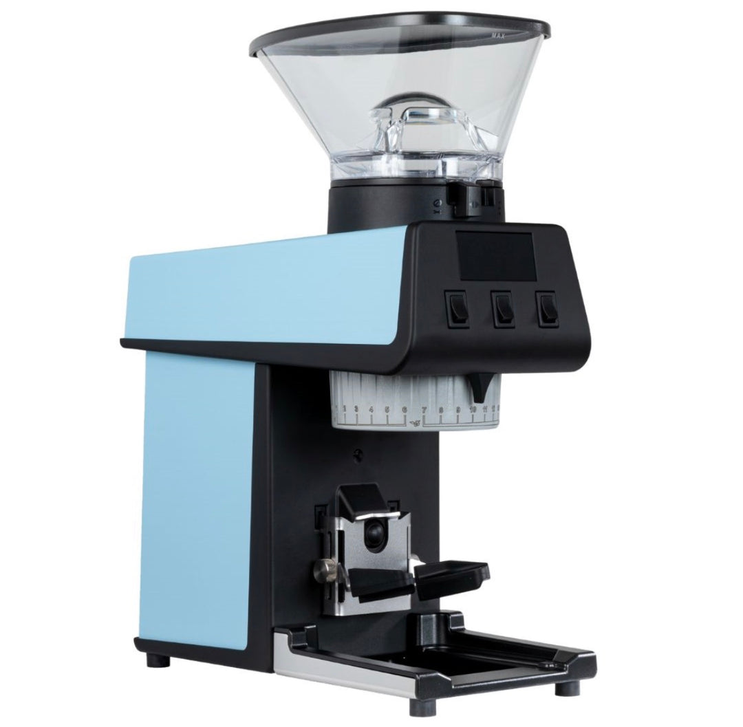 La Marzocco Pico in Hellblau – Seitenansicht mit Siebträger – Coffee Coaching Club
