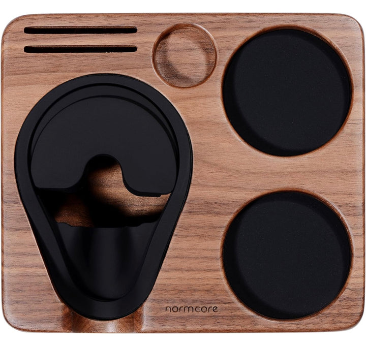 Normcore Tampingstation Nussbaum Detail Holzmaserung Coffee Coaching Club