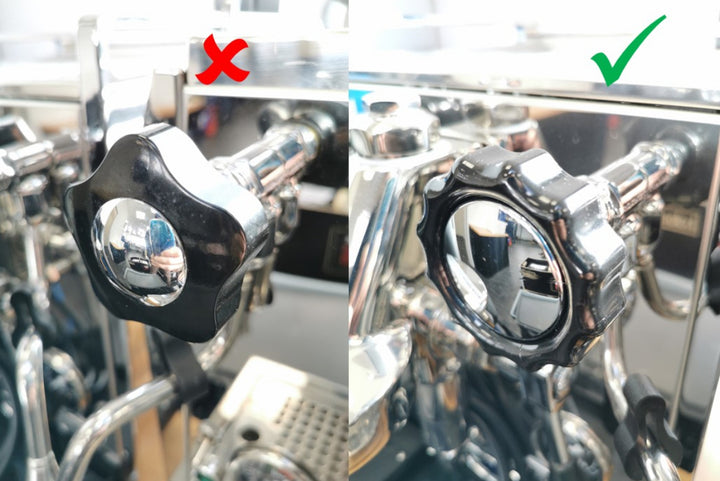 Rocket Holz-Drehgriff Birnbaum an der Maschine – Coffee Coaching Club 3