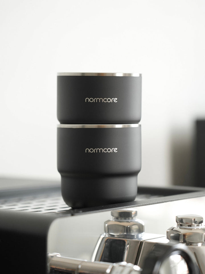 Normcore Espresso-Tassen in der Hand – Coffee Coaching Club 7