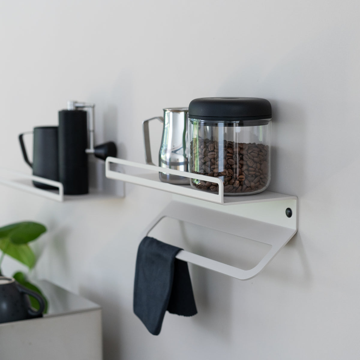 Flate - Barista Wandregal mit Siebträgerhalter für Barista Zubehör - Coffee Coaching Club