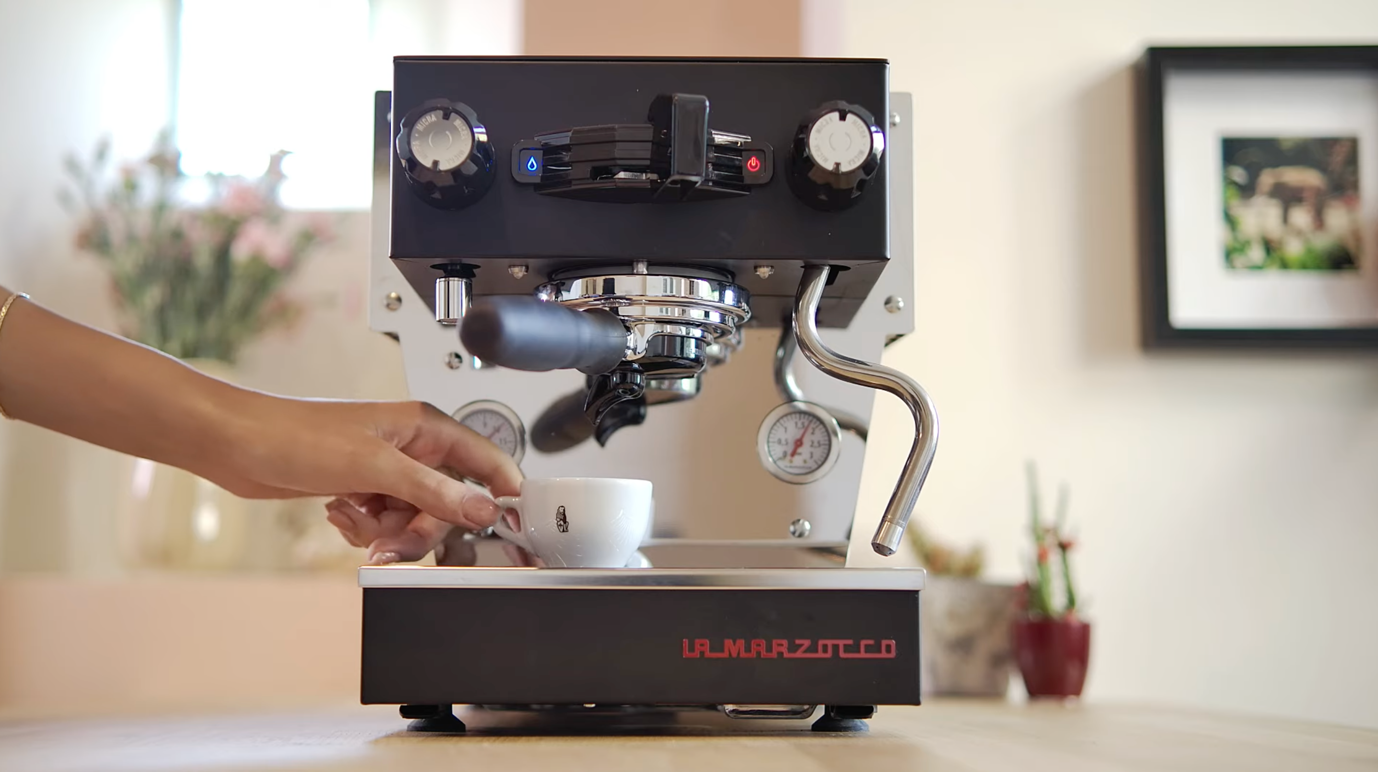 La Marzocco Linea Micra in Schwarz – Espresso-Ritual mit Tasse – Coffee Coaching Club
