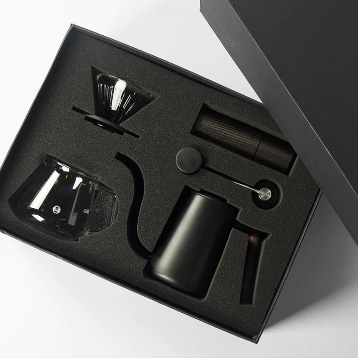 Timemore Pour Over Geschenk Set - C3S Pro Kaffeemühle, Gooseneck Kettle, Filterhalter, Thermometer, Bürste und Glaskaraffe - Coffee Coaching Club