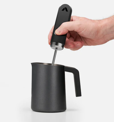 Subminimal Nanofoamer Lithium - Schiuma da barista con un tocco di pulsante - Coffee Coaching Club