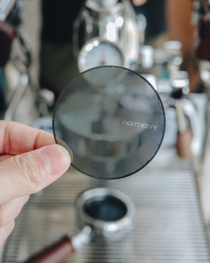 Normcore Ultra-Slim Puck Screen 58.5 mm im Siebträger – Coffee Coaching Club 6