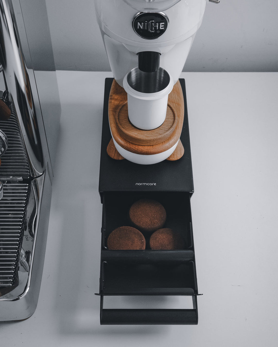 Normcore Knock Box S sotto il macinacaffè – Coffee Coaching Club 5