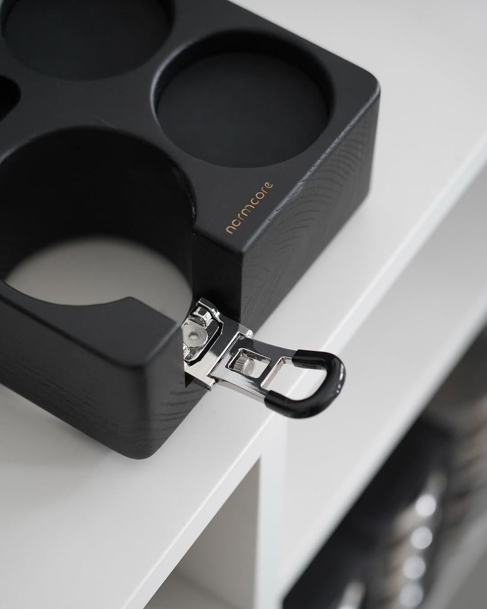Normcore Compact Tamping Station beim Tampen – Coffee Coaching Club 8
