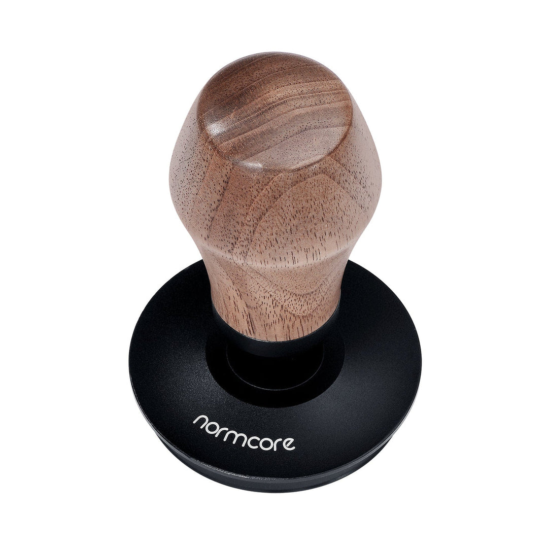 Normcore Tamper Titan PVD Nussbaum 58.5 mm – Coffee Coaching Club 2