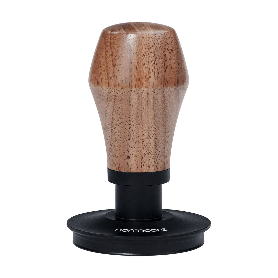 Normcore Tamper Nussbaum dunkle PVD-Oberfläche – Coffee Coaching Club 3