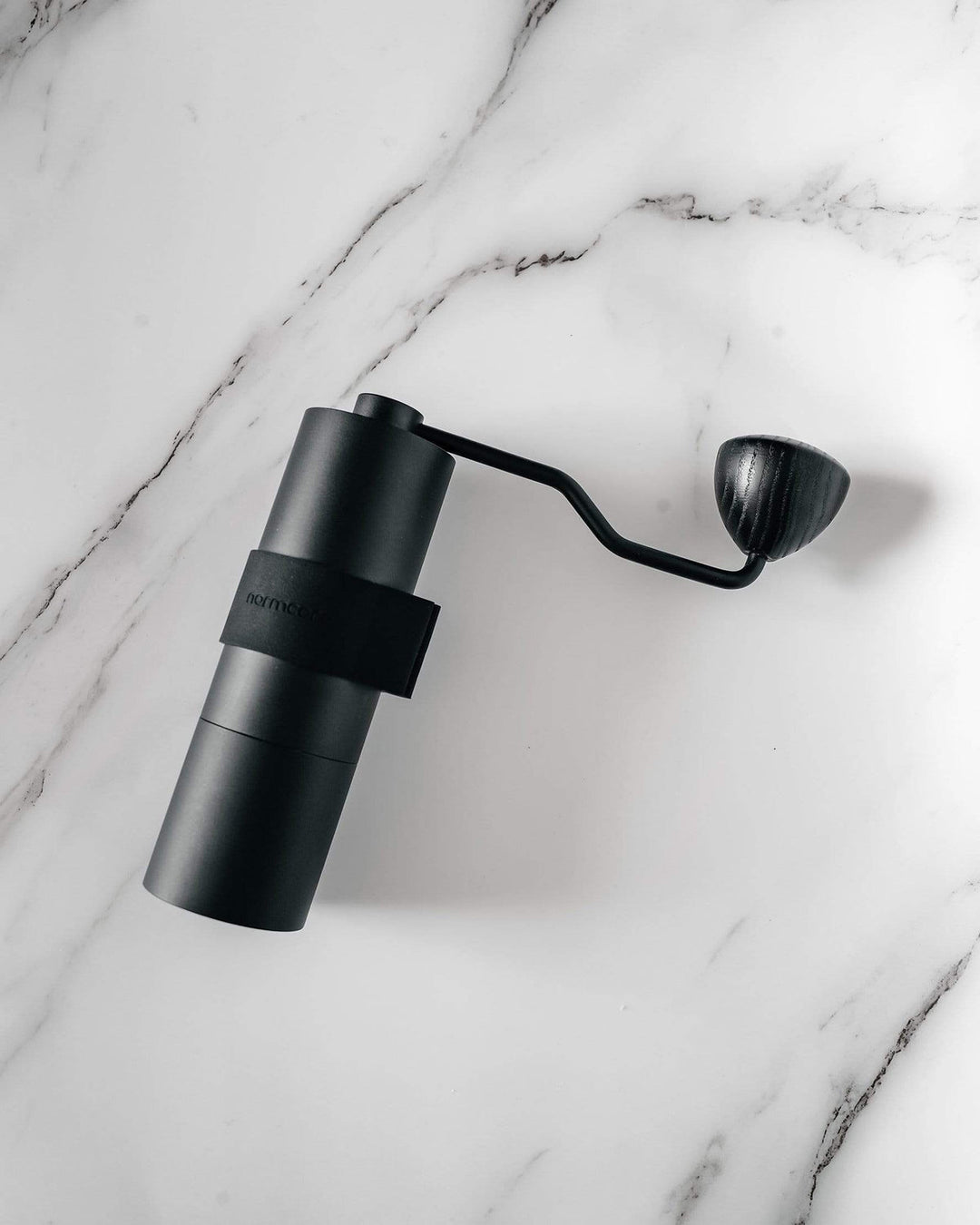 Normcore Molinillo de Café Manual V2 / Cuerpo de Molienda de 38 mm Revestido en Titanio - Coffee Coaching Club