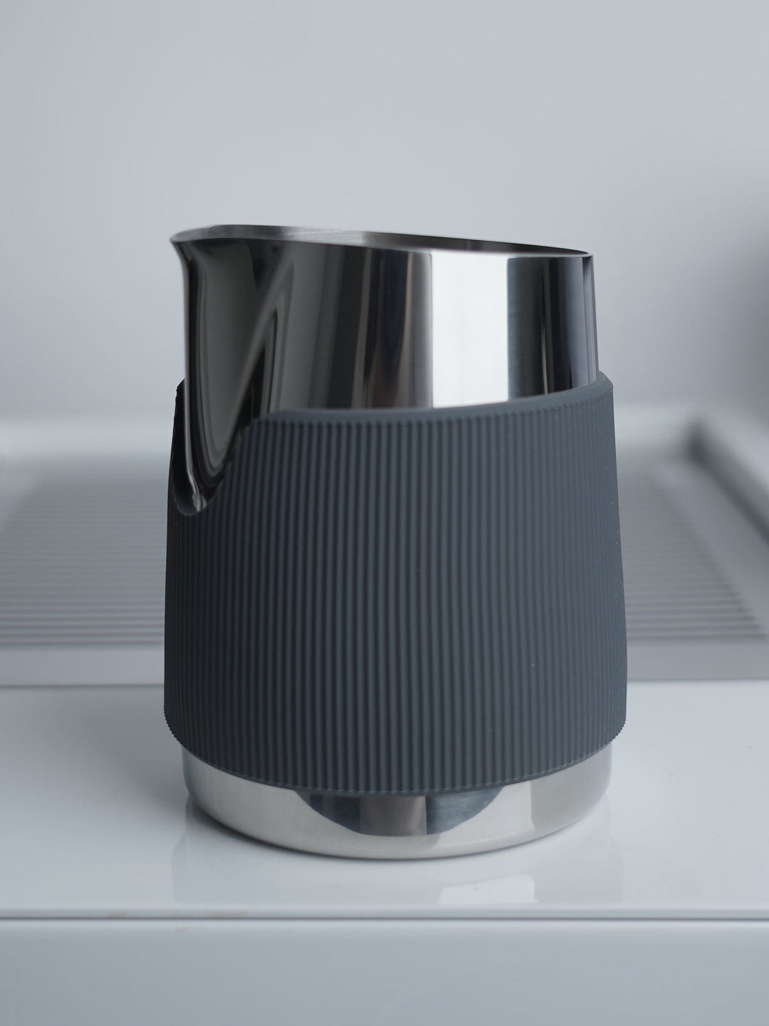Normcore Milchpitcher grifflos spitzer Ausgiesser nah – Coffee Coaching Club 11
