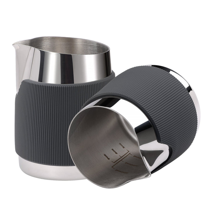 Normcore Milchpitcher grifflos in der Hand gehalten – Coffee Coaching Club 8