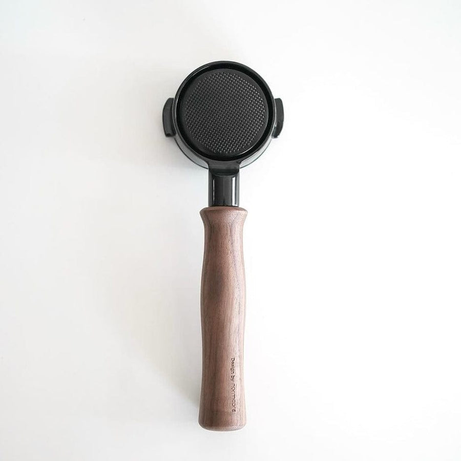 Normcore portafiltro sin fondo con mango de nogal PVD de Titanio 58 mm – Coffee Coaching Club 1