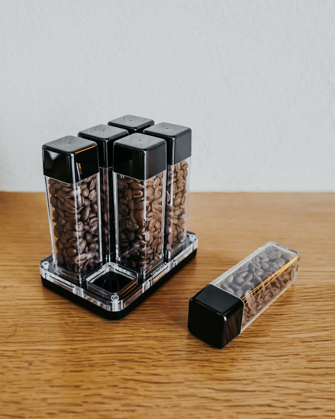 Normcore Bohnen-Tuben 6er kompakter Acryl-Ständer – Coffee Coaching Club 4