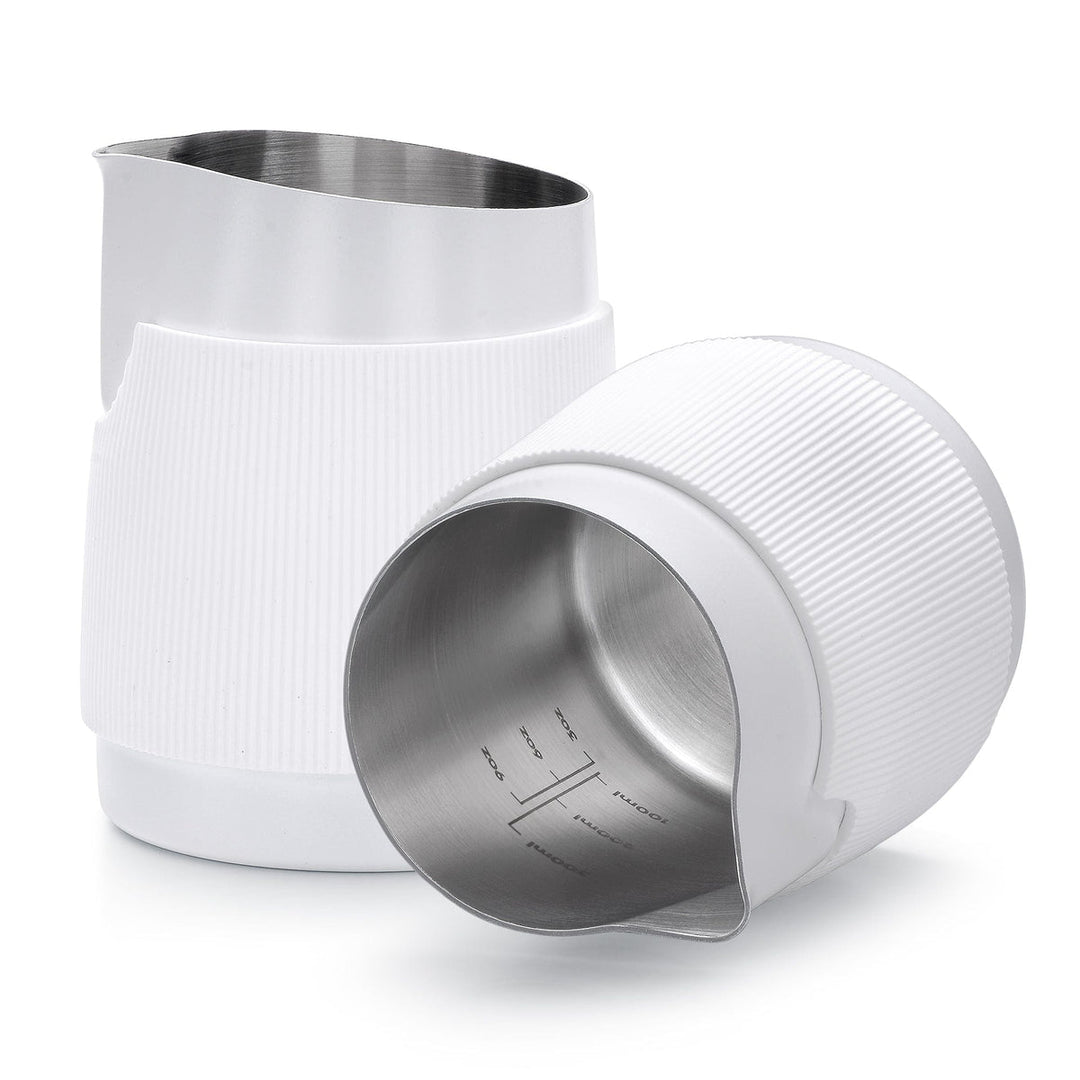 Normcore Milchpitcher 450 ml Rund Weiss handleless für Latte Art – Coffee Coaching Club 1