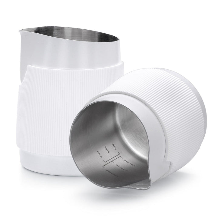Normcore Milchpitcher 450 ml Rund Weiss handleless für Latte Art – Coffee Coaching Club 1