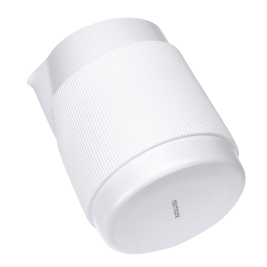 Normcore Milchpitcher 450 ml Weiss mit hitzebeständiger Silikon-Manschette – Coffee Coaching Club 3