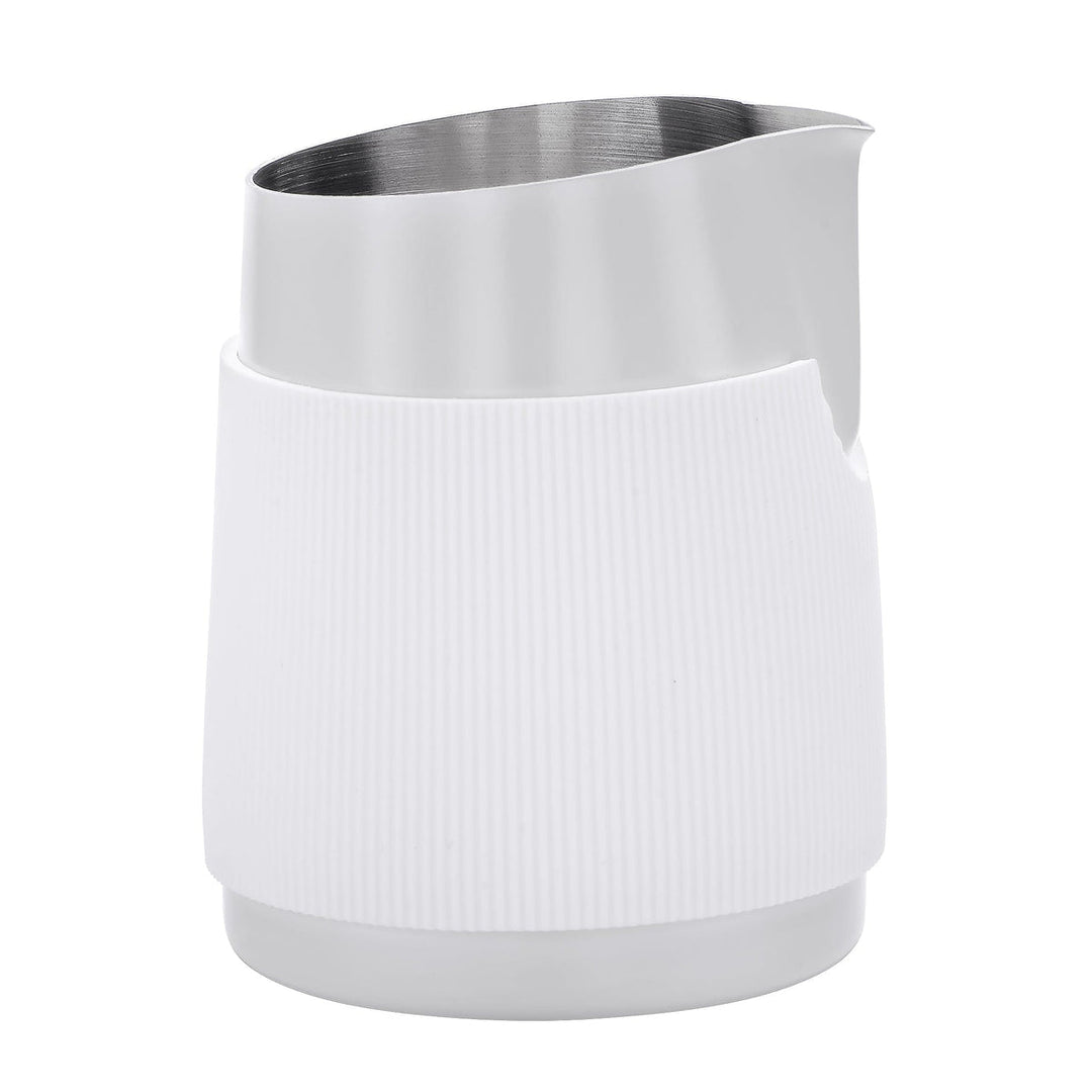 Normcore Milchpitcher 450 ml Weiss freiliegender Metallboden Detail – Coffee Coaching Club 6