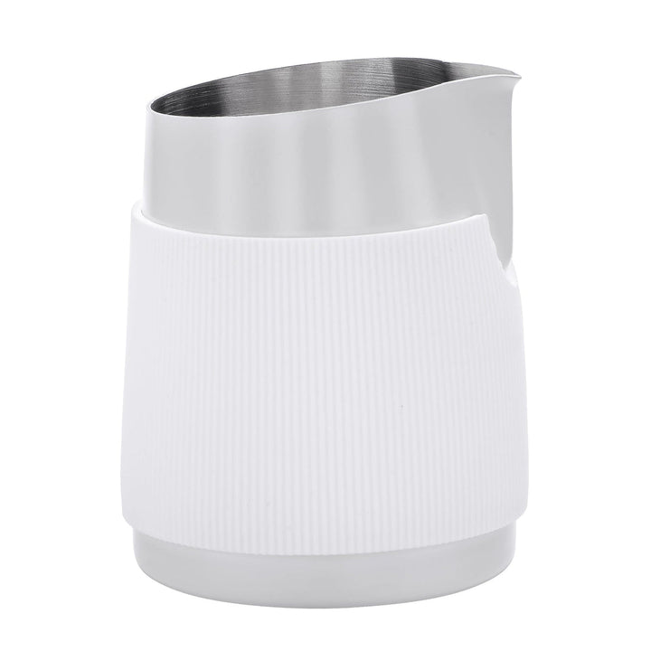 Normcore Milchpitcher 450 ml Weiss freiliegender Metallboden Detail – Coffee Coaching Club 6