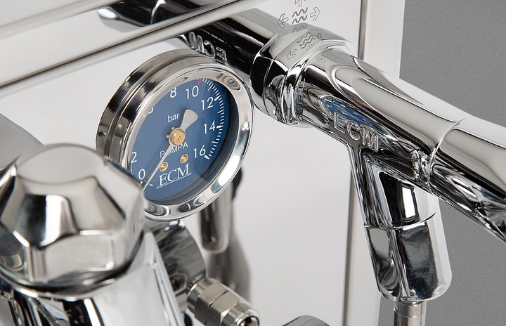 ECM Technika VI blaues Manometer – Detail – Coffee Coaching Club 4