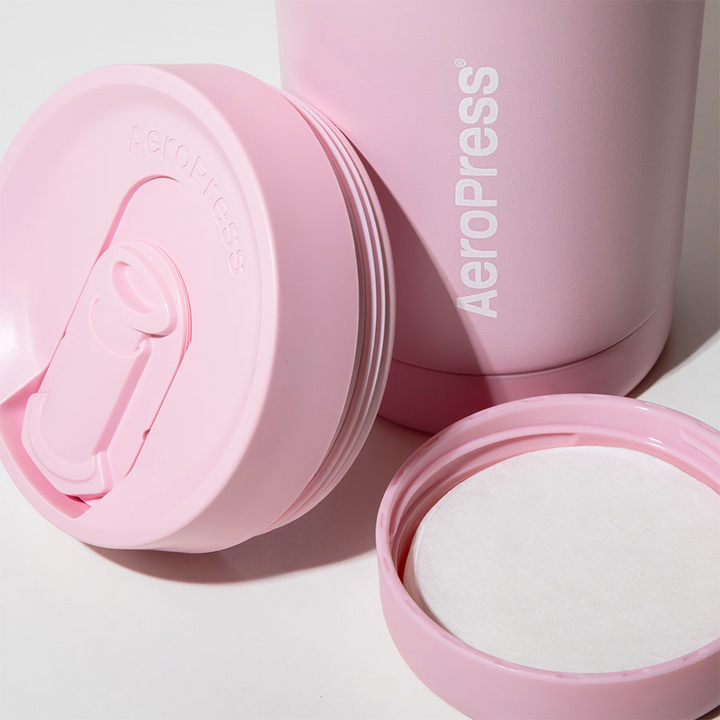 AeroPress Go Plus Travel System - Pink, gros plan sur le couvercle et le filtre papier - Coffee Coaching Club