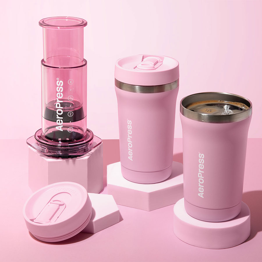 AeroPress Go Plus Travel System - Pink, unité de pression et gobelet côte à côte - Coffee Coaching Club