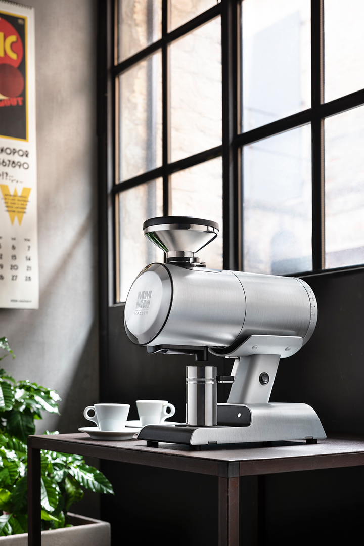Mazzer Philos Single-Dose Kaffeemühle in Edelstahl – Lifestyle im Café mit Fenster – Coffee Coaching Club
