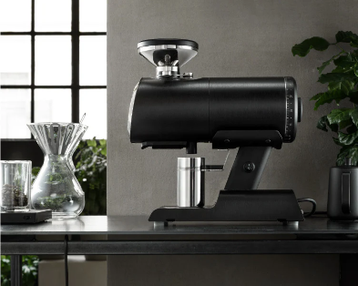 Mazzer Philos Single-Dose Kaffeemühle in Schwarz – Lifestyle in Küche mit Brewer – Coffee Coaching Club