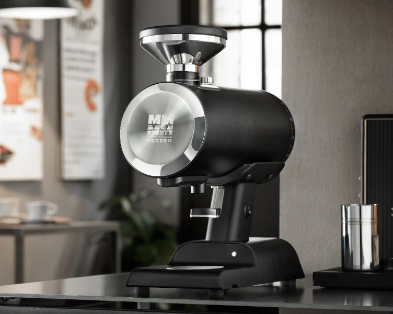 Mazzer Philos Single-Dose Kaffeemühle in Schwarz – Lifestyle im Café-Setting – Coffee Coaching Club