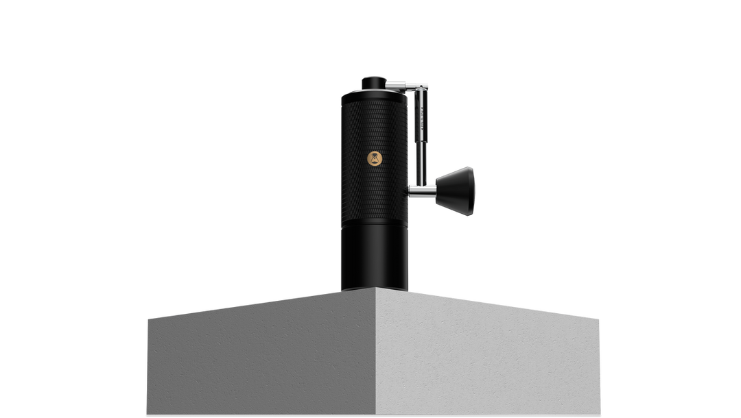 timemore chestnut c5 series handkaffeemühle, Frontansicht auf Betonsockel – Coffee Coaching Club