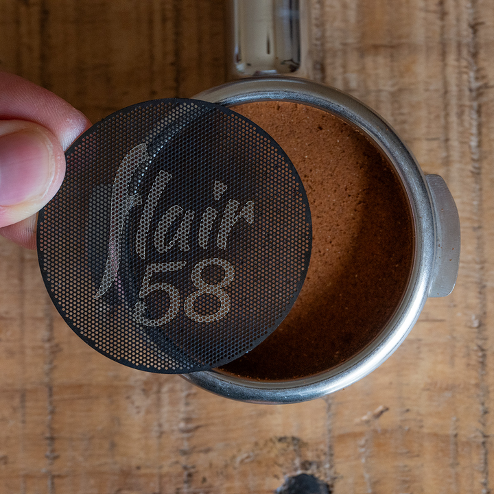 Flair 58 Etched Puck Screen magnetisches Entfernen – Coffee Coaching Club 4