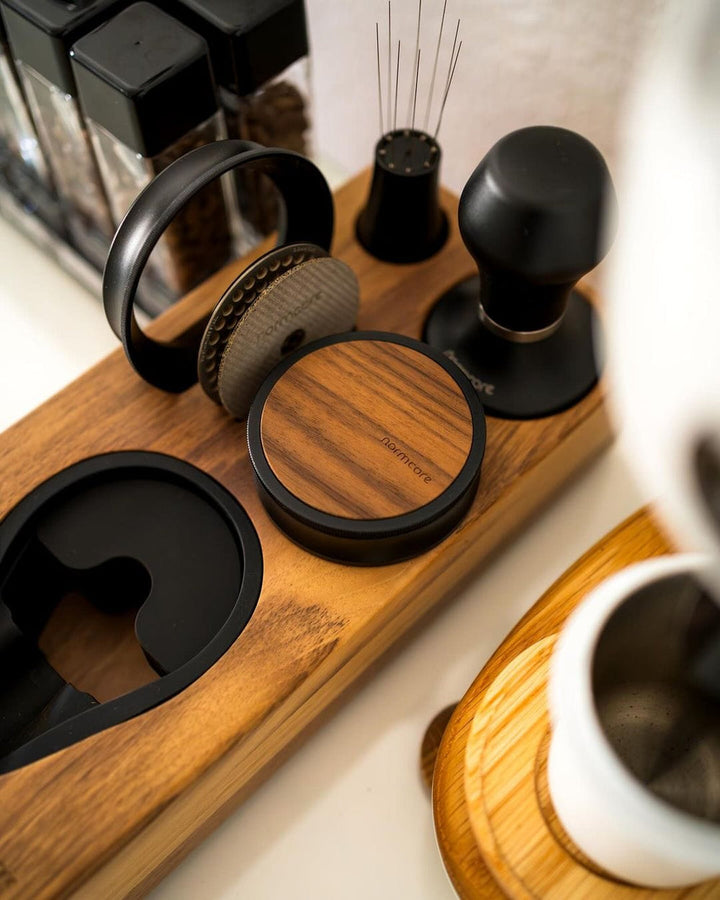 Normcore Stazione di Tamping in Legno con Portafiltro e Tamper – Coffee Coaching Club 2
