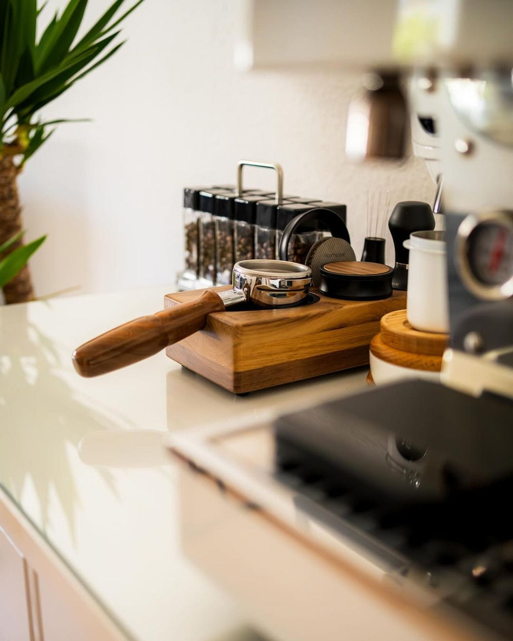 Stazione di tamping in legno Normcore in noce, vista dettagliata – Coffee Coaching Club 8