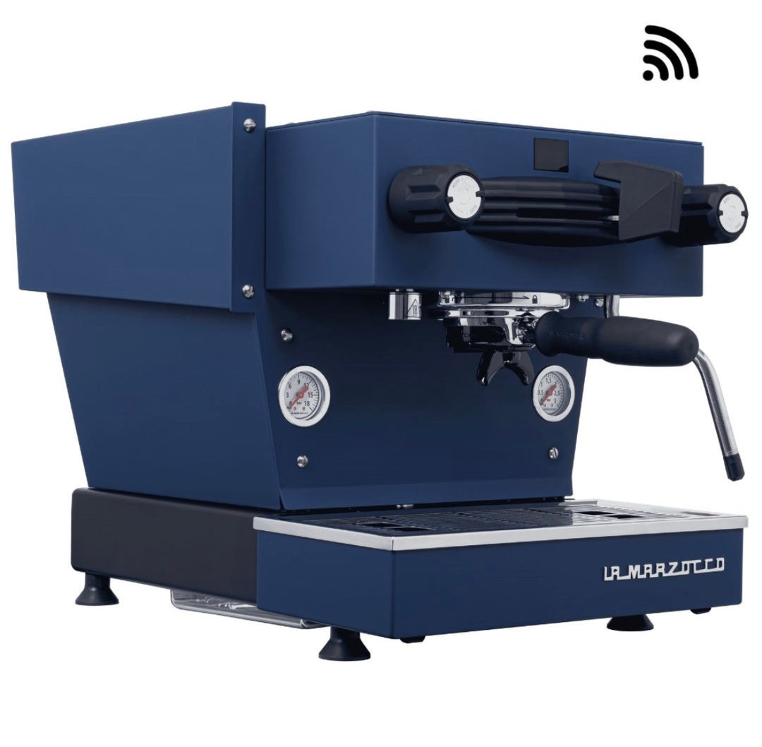 La Marzocco Linea Mini R in Marineblau – Frontansicht halbseitlich – Coffee Coaching Club